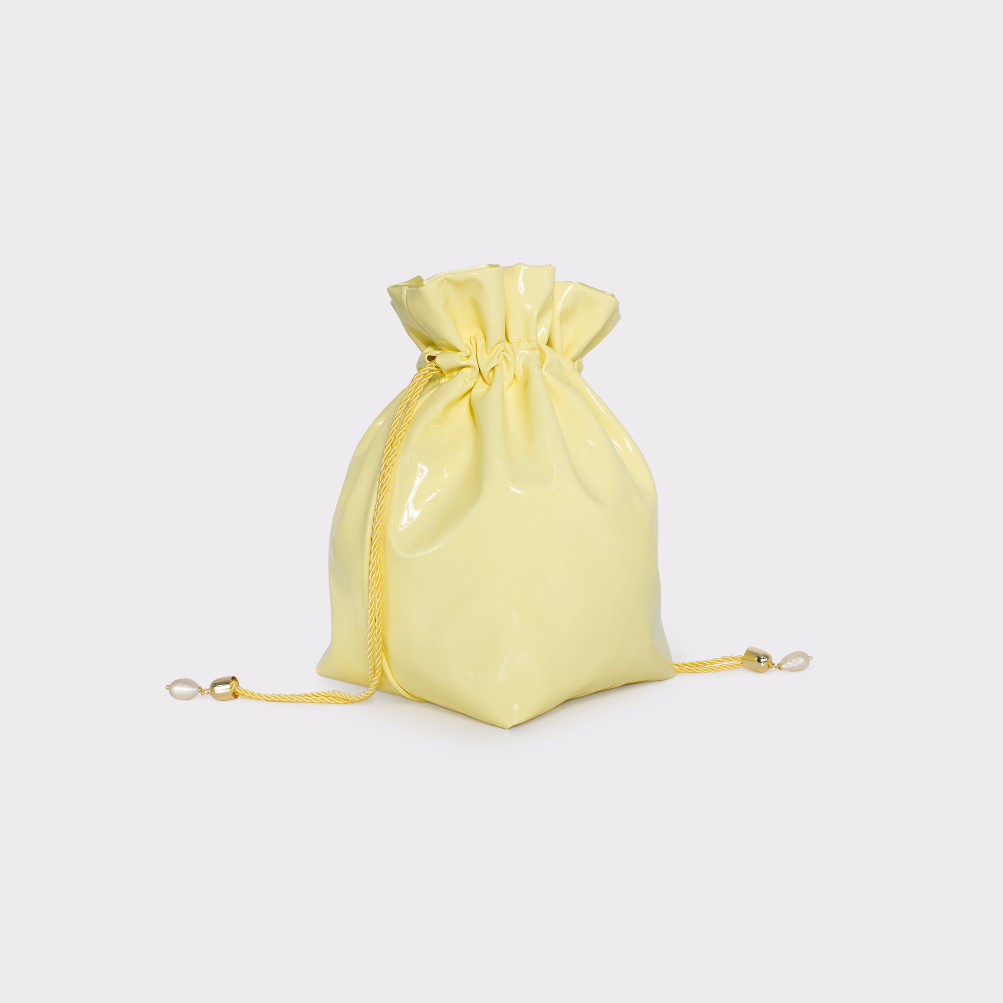 La Glossy bucket bag in colorazione butter
