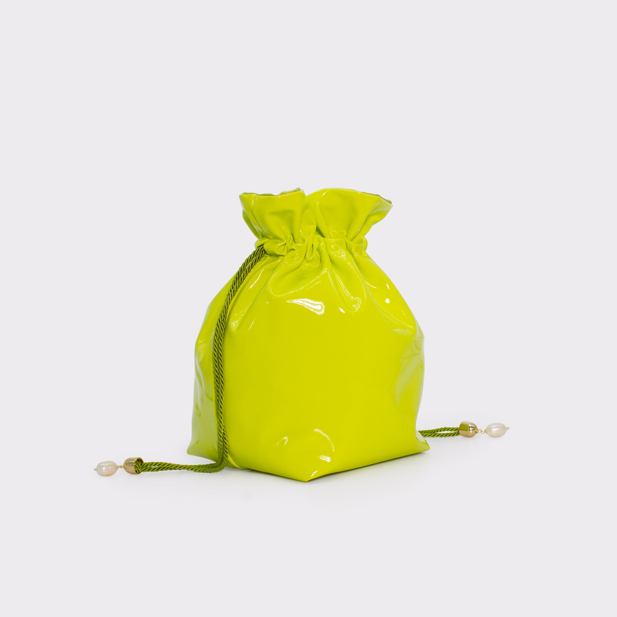 La Glossy bucket bag in colorazione lime