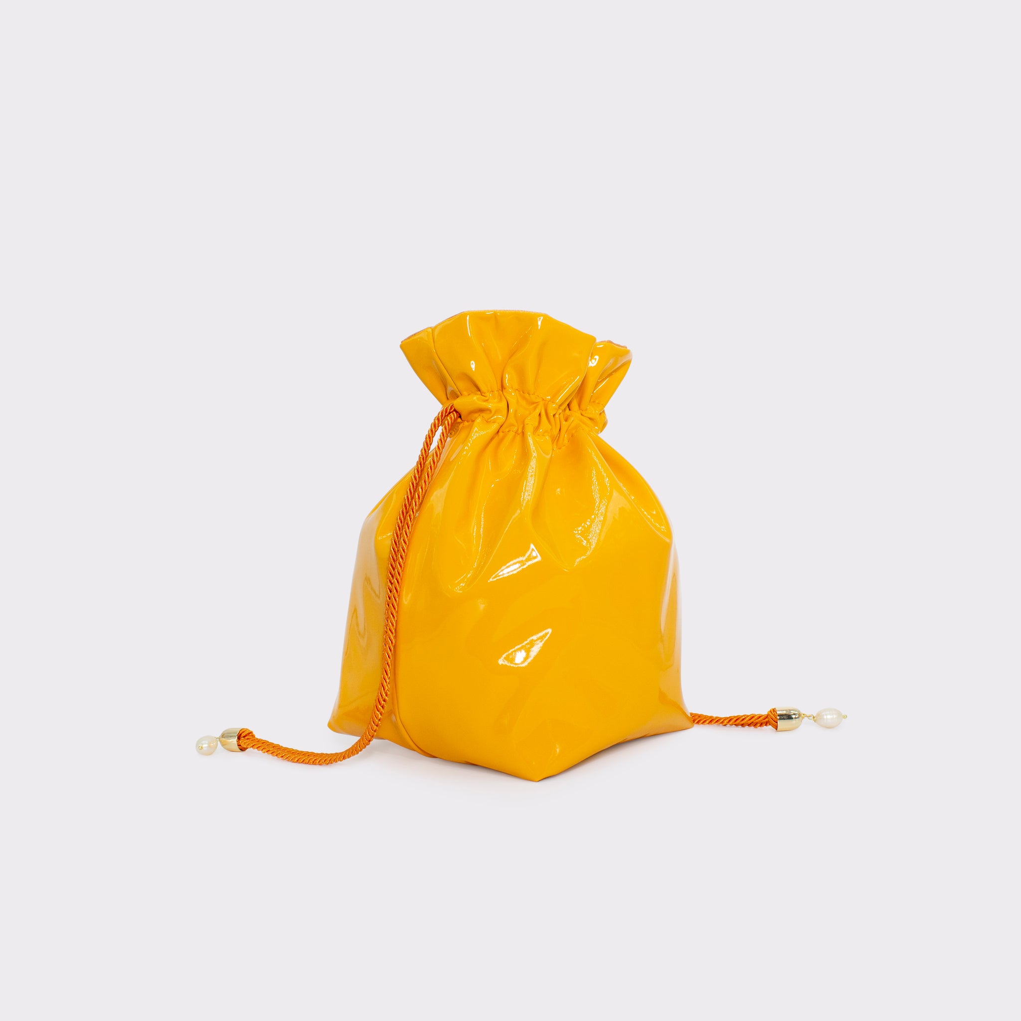 La Glossy bucket bag in colorazione mango