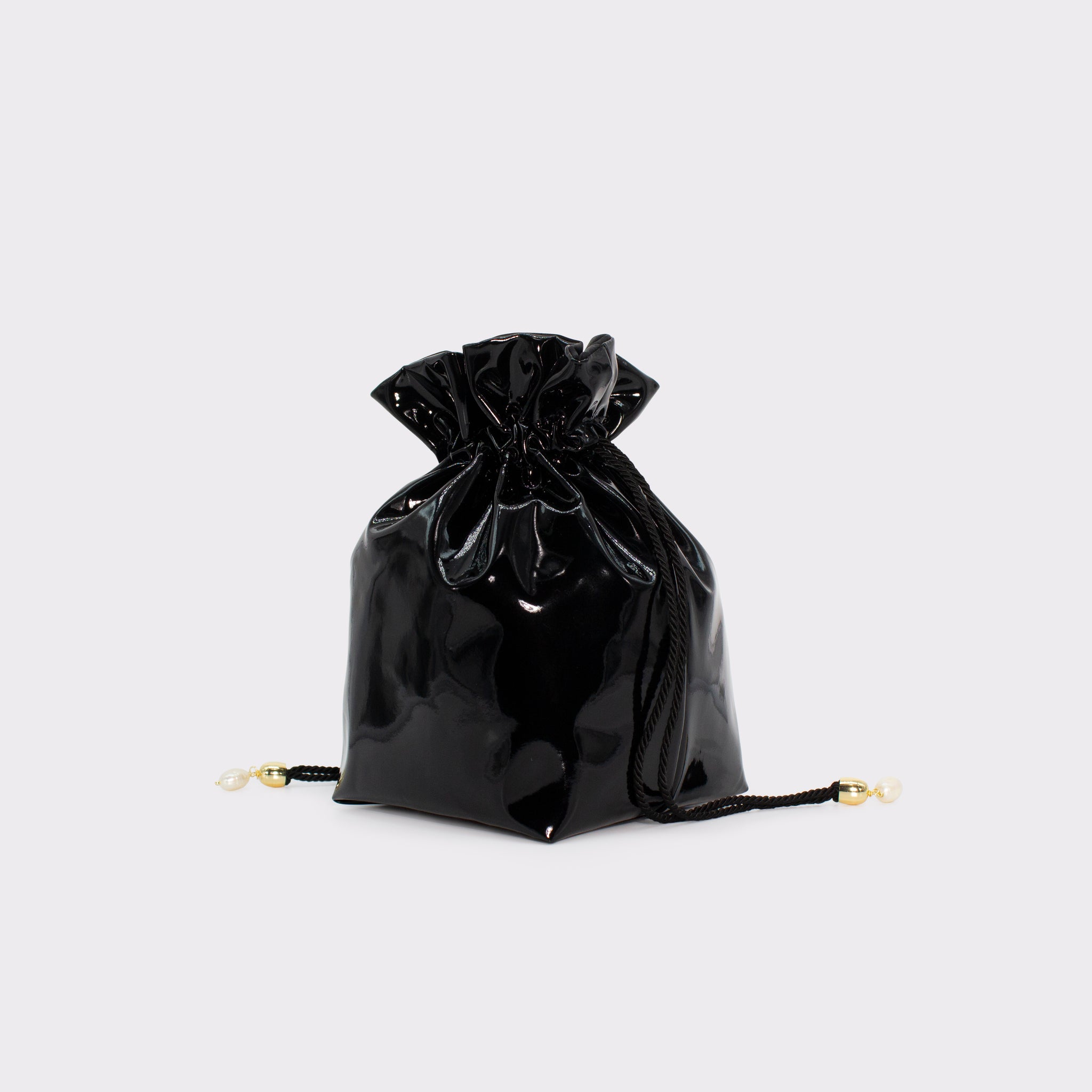 La Glossy bucket bag in colorazione nera