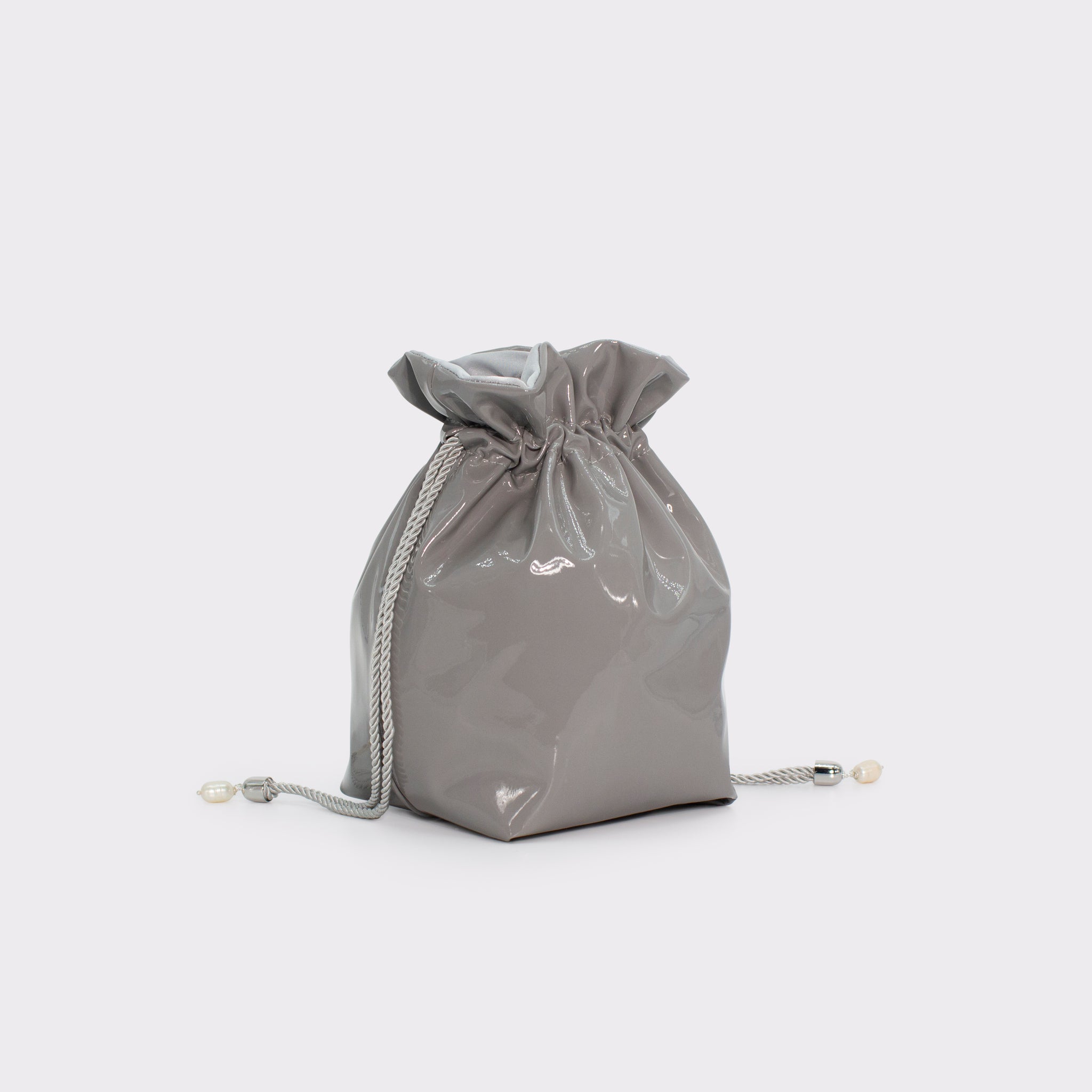 La Glossy bucket bag in colorazione ultimate gray