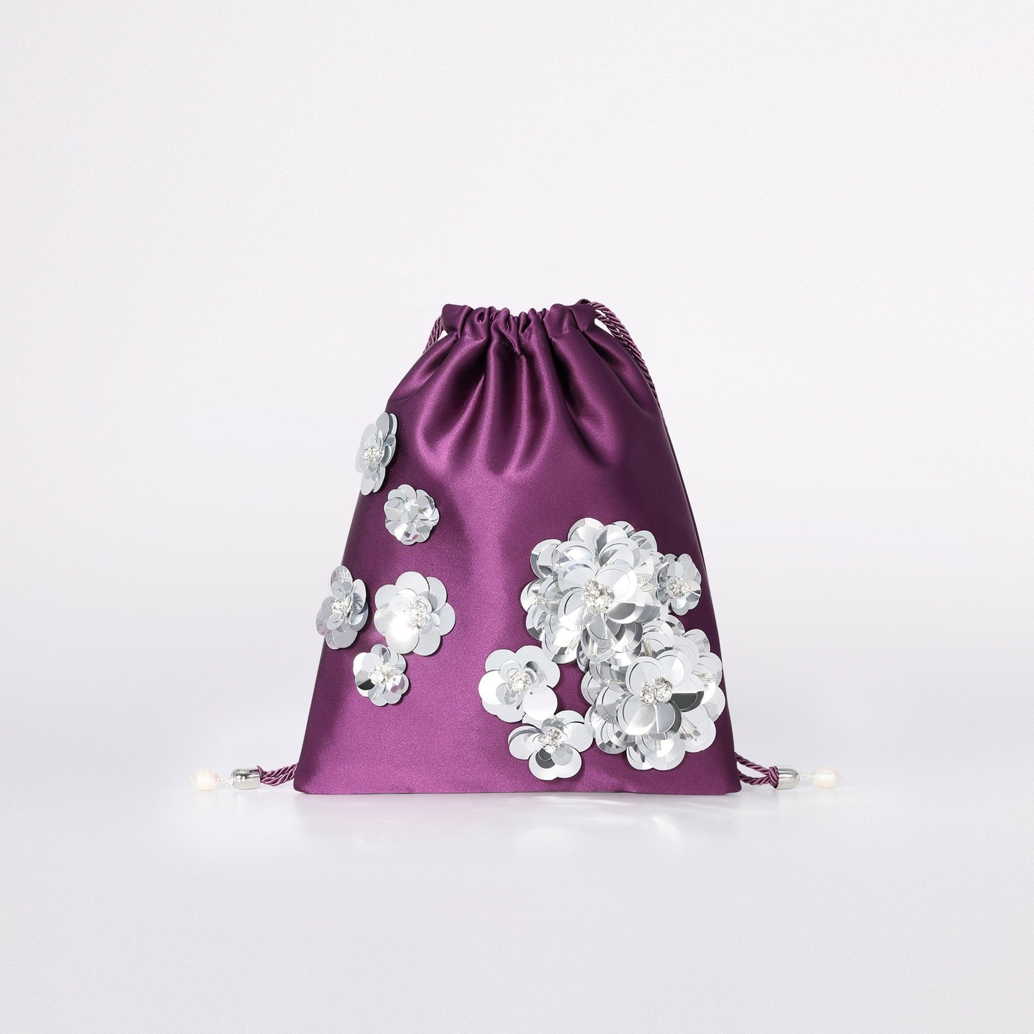 borsa con fiori in colorazione petunia